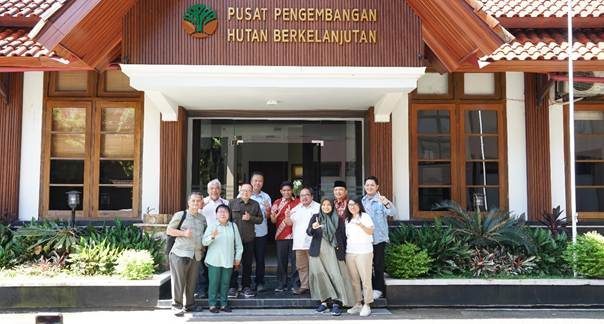 Tak Sekadar Kayu: Inovasi Bambu dan Gaharu untuk Masa Depan Hutan Kita